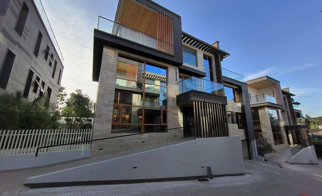 Fully Furnished 6 Bedrooms + Dsq 670 Sqm Villa For Sale In Lavington, Nairobi