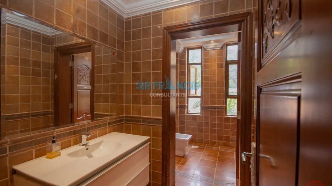 5 Bedrooms Villas For Sale In Karen, Sitting On 1 Acre, Nairobi