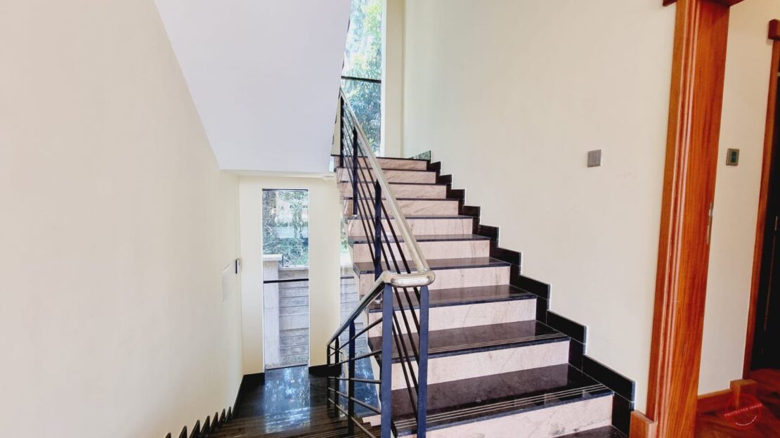 5 BEDROOMS + 2 DSQs VILLAS FOR SALE IN LAVINGTON, Nairobi